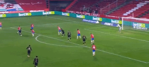 重庆球迷邀请“铁帅”李章洙吃火锅：李章洙很喜欢重庆的麻辣（重庆球迷邀“铁帅”李章洙品火锅，他坦言钟情山城麻辣）