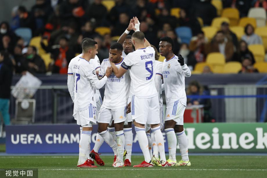 球星带球突破造成杀伤，全场欢呼（球星强突撕裂防线，引爆全场欢呼）