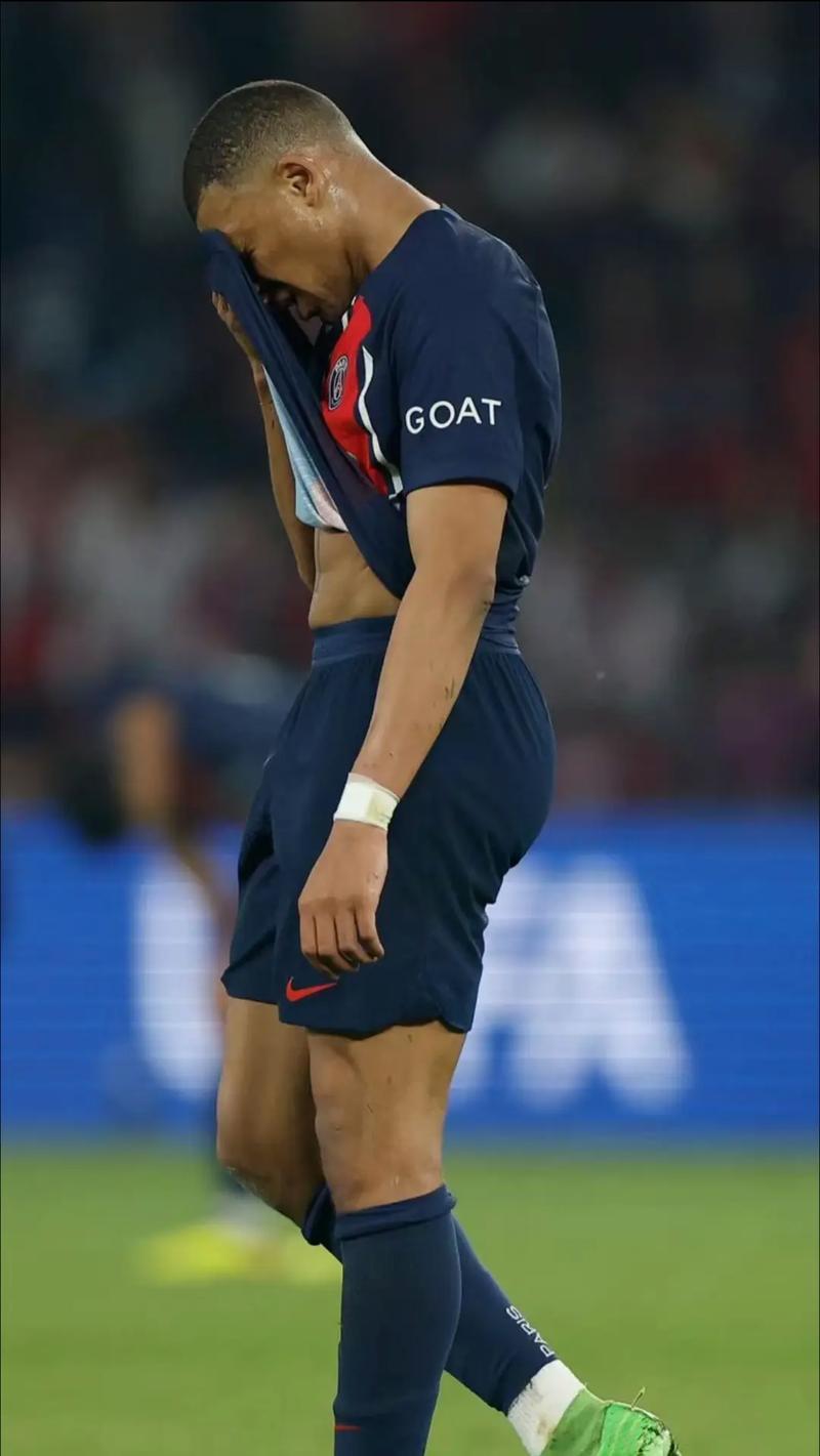 青岛球迷狂欢全场（青岛球迷全场沸腾）